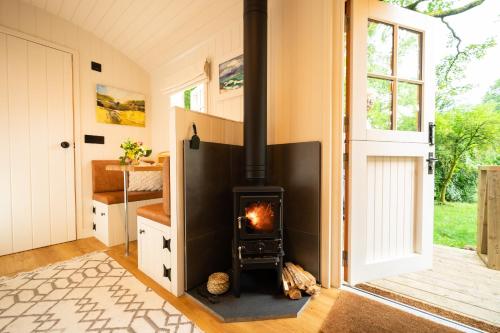 Cosy Cute Cabin with Large Veranda & Outdoor Bath in Campsie and Kirkintilloch North