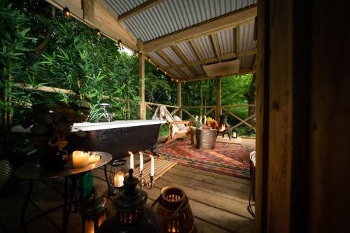 Cosy Cute Cabin with Large Veranda & Outdoor Bath in Campsie and Kirkintilloch North