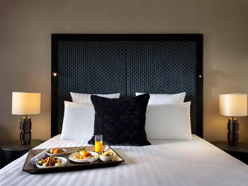 Deluxe Queen Suite