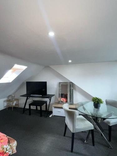 Modern Studio Flat In A Guest House In Basildon Modern Studio Flat In A Guest House In Basildon