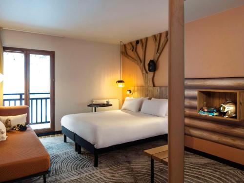 Triple Room with One Double Bed and Single Chaise Lounge or 3 Single Beds