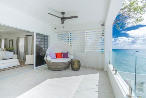 Solaris Beach House - Beachfront Property, St James