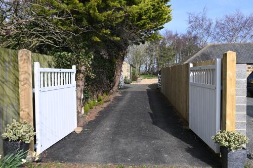 Stunning Barn Conversion next to Horse Field sleeps 10 in มอร์แพ็ท