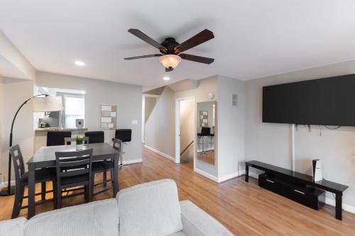 Létesítmények, Modern 3BR Retreat with BBQ & Smart TV in West Baltimore