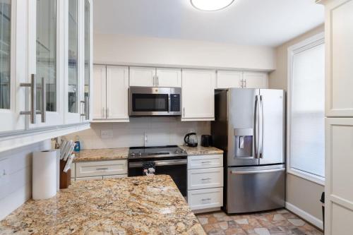 Konyha, Modern 3BR Retreat with BBQ & Smart TV in West Baltimore