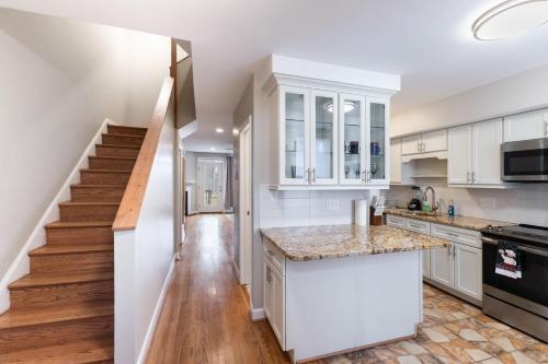 Konyha, Modern 3BR Retreat with BBQ & Smart TV in West Baltimore