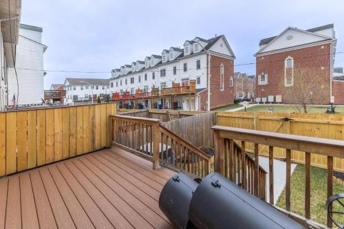 Erkély/terasz, Modern 3BR Retreat with BBQ & Smart TV in West Baltimore