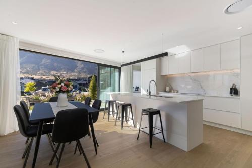 Remarkable views - Hanleys - image 10