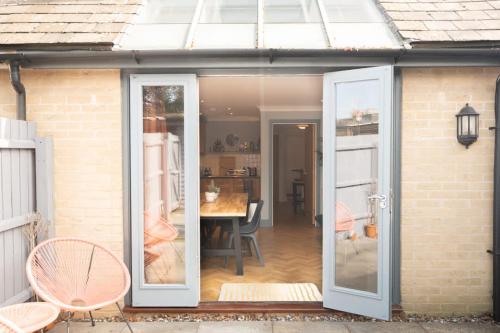 Spacious 3-Bed Townhouse Florence Villa Near River & City in Arbury