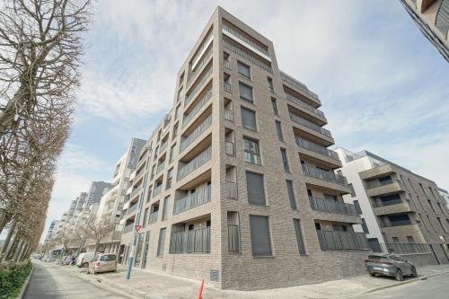 Exterior view, Proche Metro 5 et tram, parking, residence neuve in Bobigny