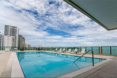 Swimming pool, Edificio de Apartamentos Colon Miramar in Salinas