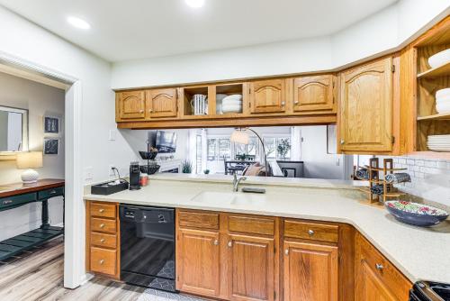 Pinehurst Home: Fire Pit, BBQ + Golf Course View! in Pinehurst (NC)