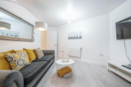 Luxury Central London Balcony Apartment Free Parking, London