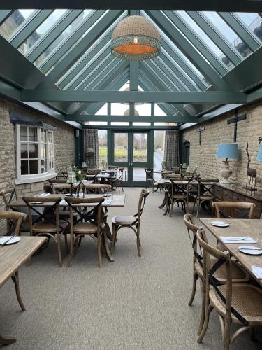White Hart Inn - main image