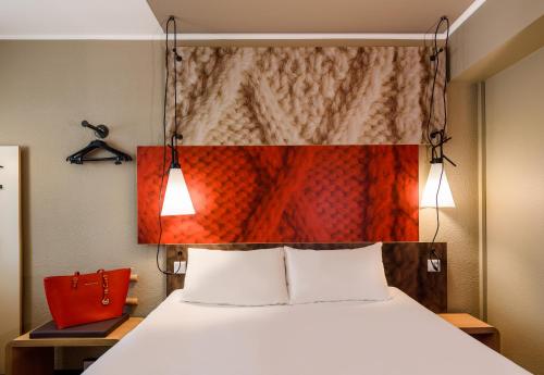 Standard Queen Room image 9