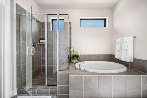 Modern 3br Lake House In Rowlett Modern 3br Lake House In Rowlett