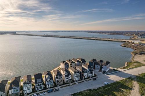 Modern 3br Lake House In Rowlett in Rowlett, USA