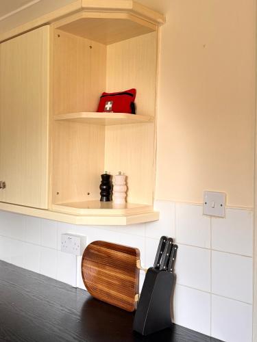 OG Premium Stay - Stylish 1-Bedroom Apartment with Sofa Bed, Netflix, Wi-Fi & Free Parking - Near Ho in Ravensthorpe
