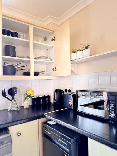 OG Premium Stay - Stylish 1-Bedroom Apartment with Sofa Bed, Netflix, Wi-Fi & Free Parking - Near Ho in Ravensthorpe
