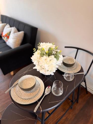 OG Premium Stay - Stylish 1-Bedroom Apartment with Sofa Bed, Netflix, Wi-Fi & Free Parking - Near Ho in Ravensthorpe
