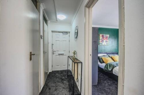 OG Premium Stay - Stylish 1-Bedroom Apartment with Sofa Bed, Netflix, Wi-Fi & Free Parking - Near Ho in Ravensthorpe