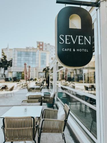 נוף חוץ, Seven cafe & hotel in פוגרדץ