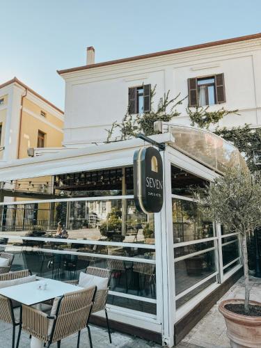 נוף חוץ, Seven cafe & hotel in פוגרדץ