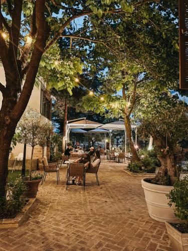 גינה, Seven cafe & hotel in פוגרדץ