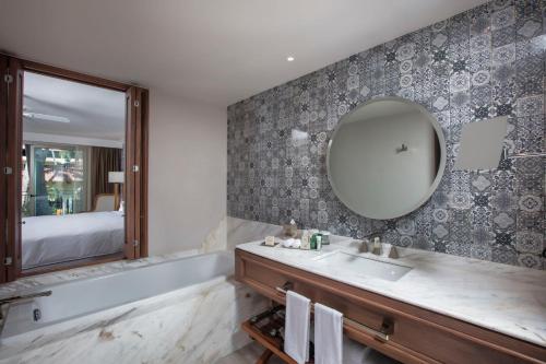 room detail thumbnail 2