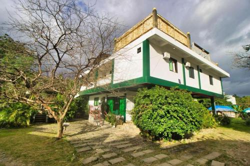 Casa Luntian Lodge and Cafe in White Beach