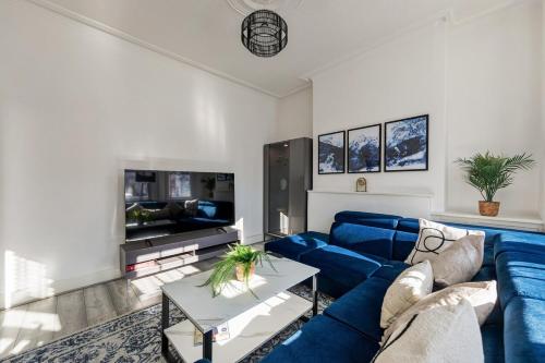 Modern 4 Bedroom House In Woodgreen, Лондон
