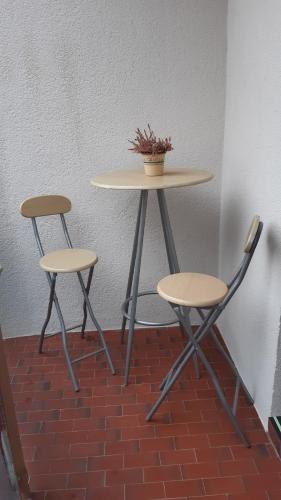 F2 Cozy near City Center and Train Station