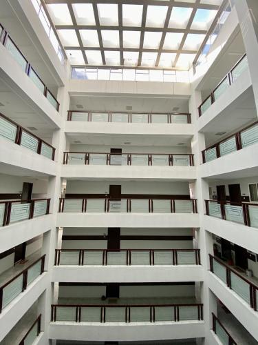 The Atrium Apartments Opposite GIGA Mall - SUPERHOST STAYS in ดีเอชเอ เฟส 2