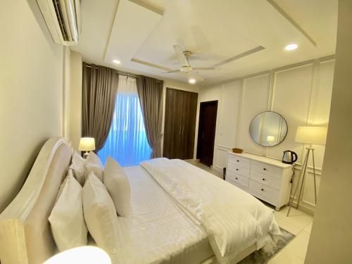 The Atrium Apartments Opposite GIGA Mall - SUPERHOST STAYS in ดีเอชเอ เฟส 2