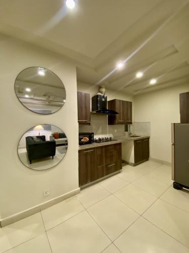 ห้องครัว, The Atrium Apartments Opposite GIGA Mall - SUPERHOST STAYS in ดีเอชเอ เฟส 2