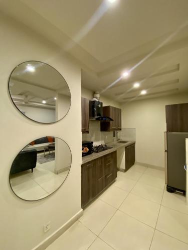 ห้องครัว, The Atrium Apartments Opposite GIGA Mall - SUPERHOST STAYS in ดีเอชเอ เฟส 2