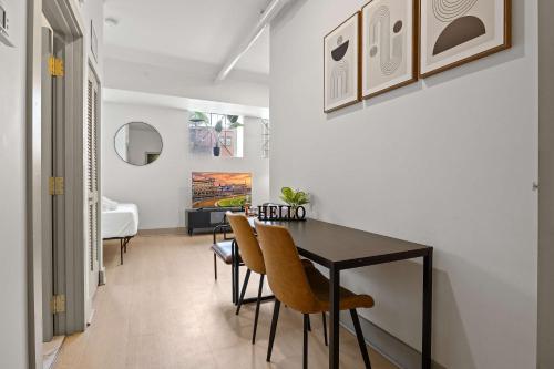 Bright and Modern Studio in Louisville # 108 in Louisville, USA