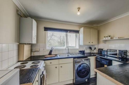OG Premium Stay - Stylish 1-Bedroom Apartment with Sofa Bed, Netflix, Wi-Fi & Free Parking - Near Ho in Ravensthorpe