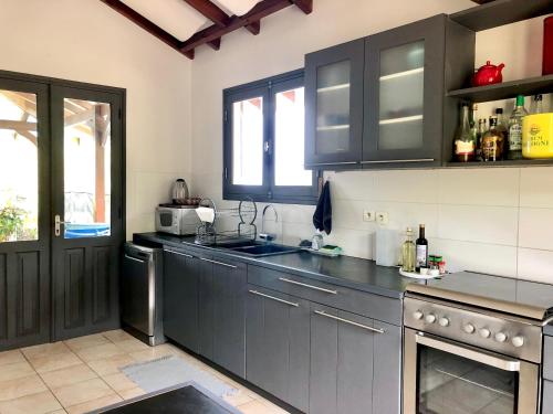 ห้องครัว, Villa Bambou, vue mer, panorama sur la baie des Saintes in แตเร่ เดอ โอ