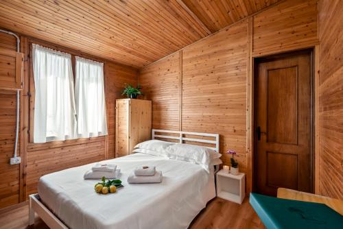 1 double bed, 1 twin bed