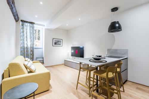 History and Design Apartment Facing the Old Port, Genova