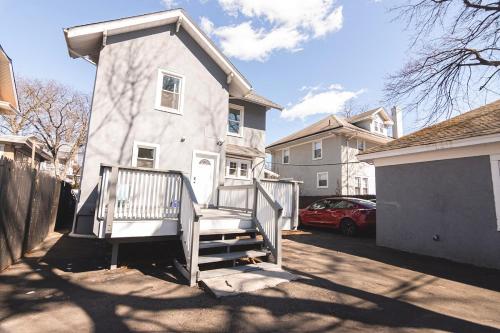 Spacious Beach Vibe Newark's Hidden Gem