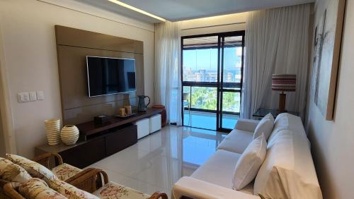 Edifício Atobá, Apartamento de 3 Suítes com Vista ao Mar, Churrasqueira na Varanda e Ar Condicionado, à 150m da Praia com Serviço Incluso, Bertioga
