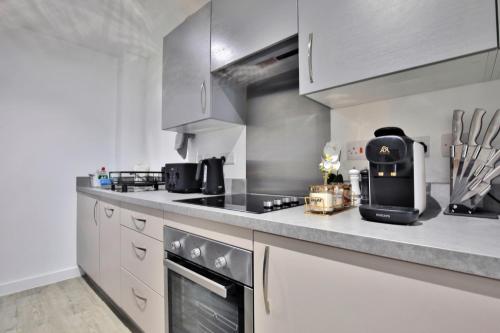 Manchester - 2-Bed Apartment - sleeps 4 - WiFi, Manchester (photo 2)