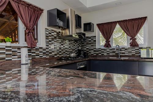 Cocina, 7 min to Beach - SUPER DEAL! Modern Luxury Home in Paradera