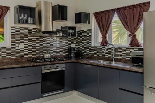 Cocina, 7 min to Beach - SUPER DEAL! Modern Luxury Home in Paradera