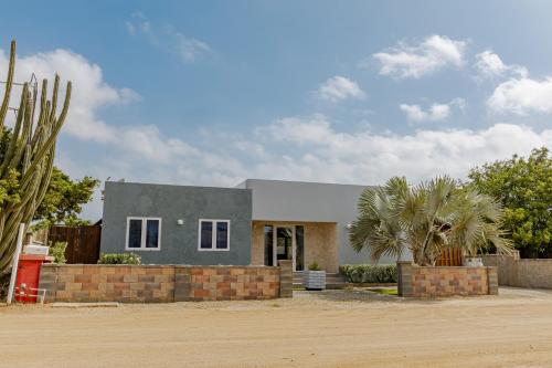 Vista exterior, 7 min to Beach - SUPER DEAL! Modern Luxury Home in Paradera