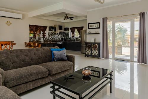 Instalaciones, 7 min to Beach - SUPER DEAL! Modern Luxury Home in Paradera