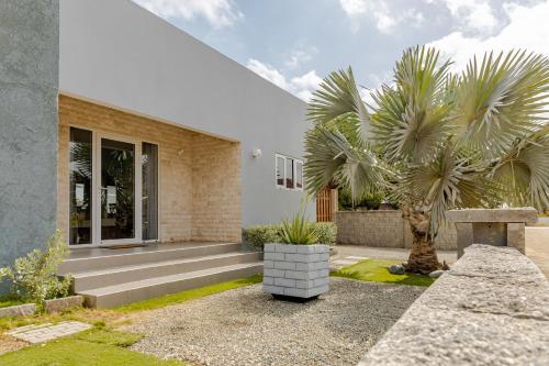 Vista exterior, 7 min to Beach - SUPER DEAL! Modern Luxury Home in Paradera