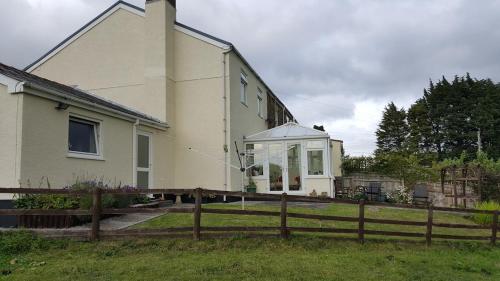 Spacious Apartment On The Hillside in Bridgend